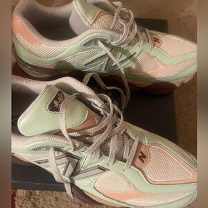 Men’s New Balance Size 15 sneakers. Beige/Grn